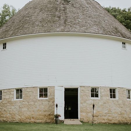 Round Barn Farm B & B Event Center Ред Уинг Екстериор снимка