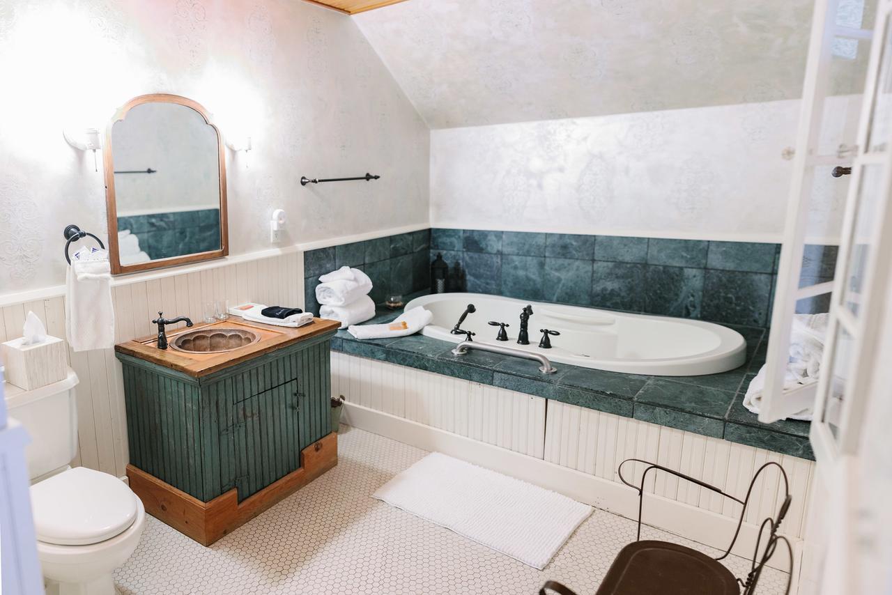 Round Barn Farm B & B Event Center Ред Уинг Екстериор снимка