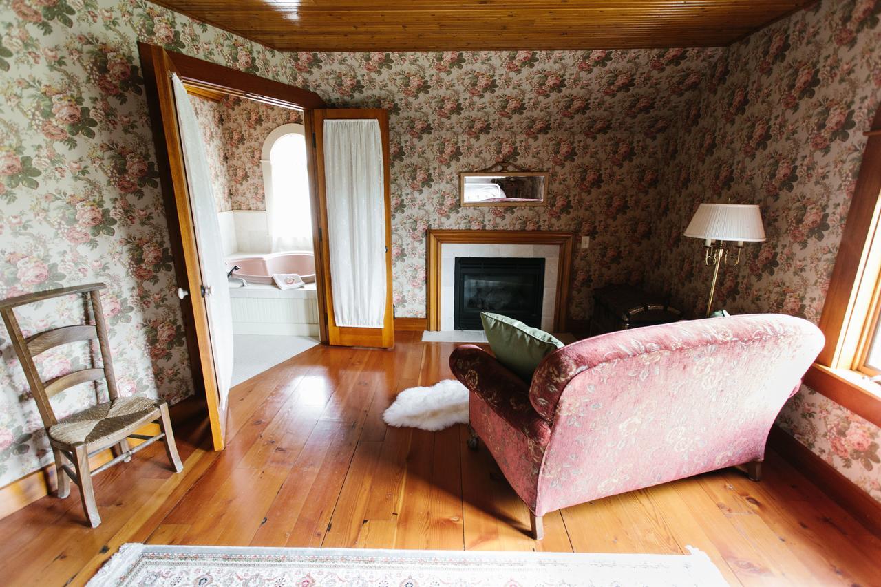 Round Barn Farm B & B Event Center Ред Уинг Екстериор снимка