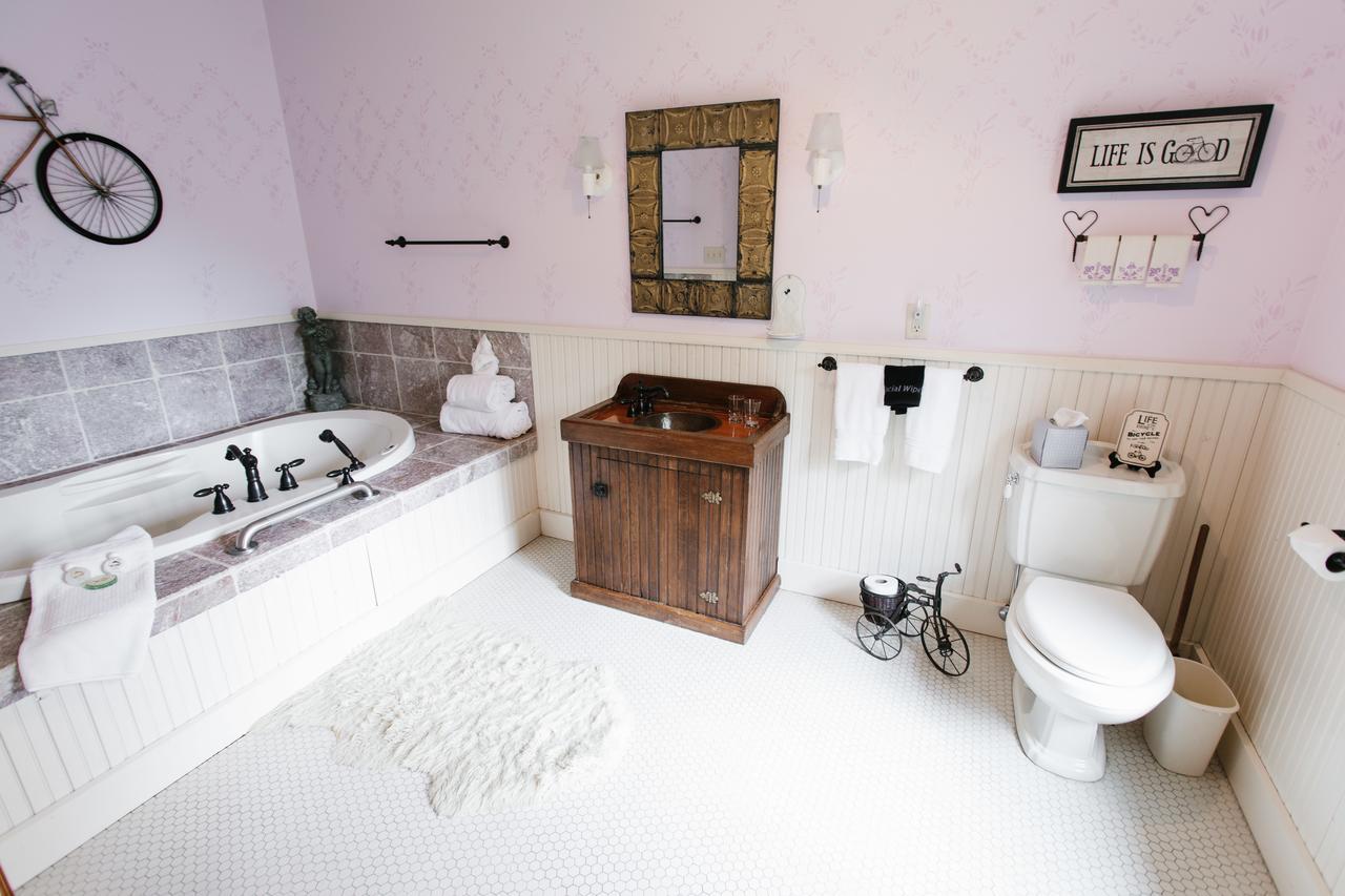 Round Barn Farm B & B Event Center Ред Уинг Екстериор снимка