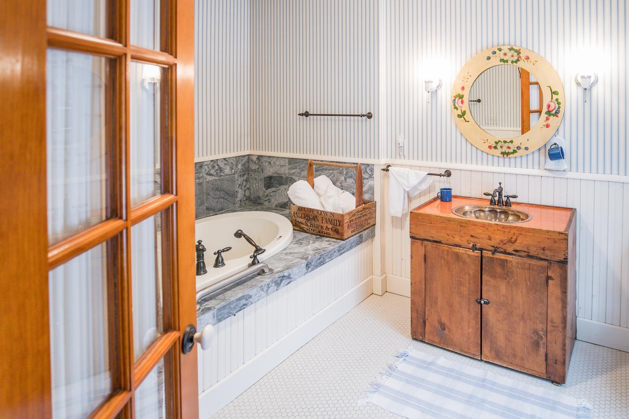 Round Barn Farm B & B Event Center Ред Уинг Екстериор снимка